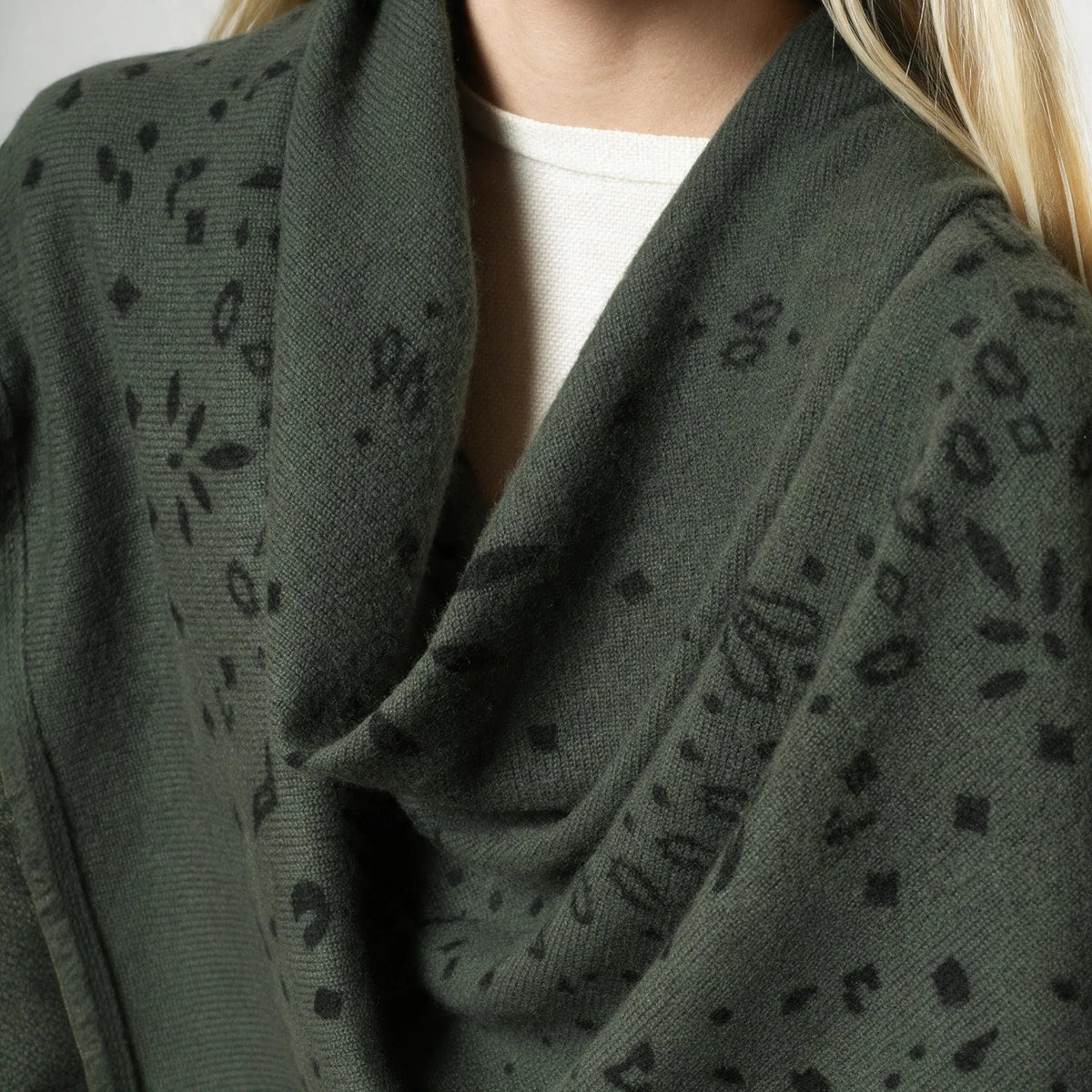 Heritage Paisley – 100% Cashmere Square Scarf | 26-Count Knit | 110g