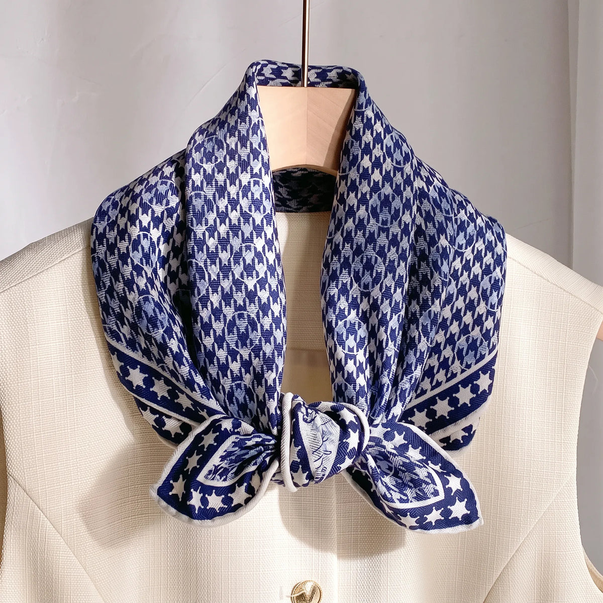 St James's Swan – Double-Sided 70% Wool 30% Silk Scarf