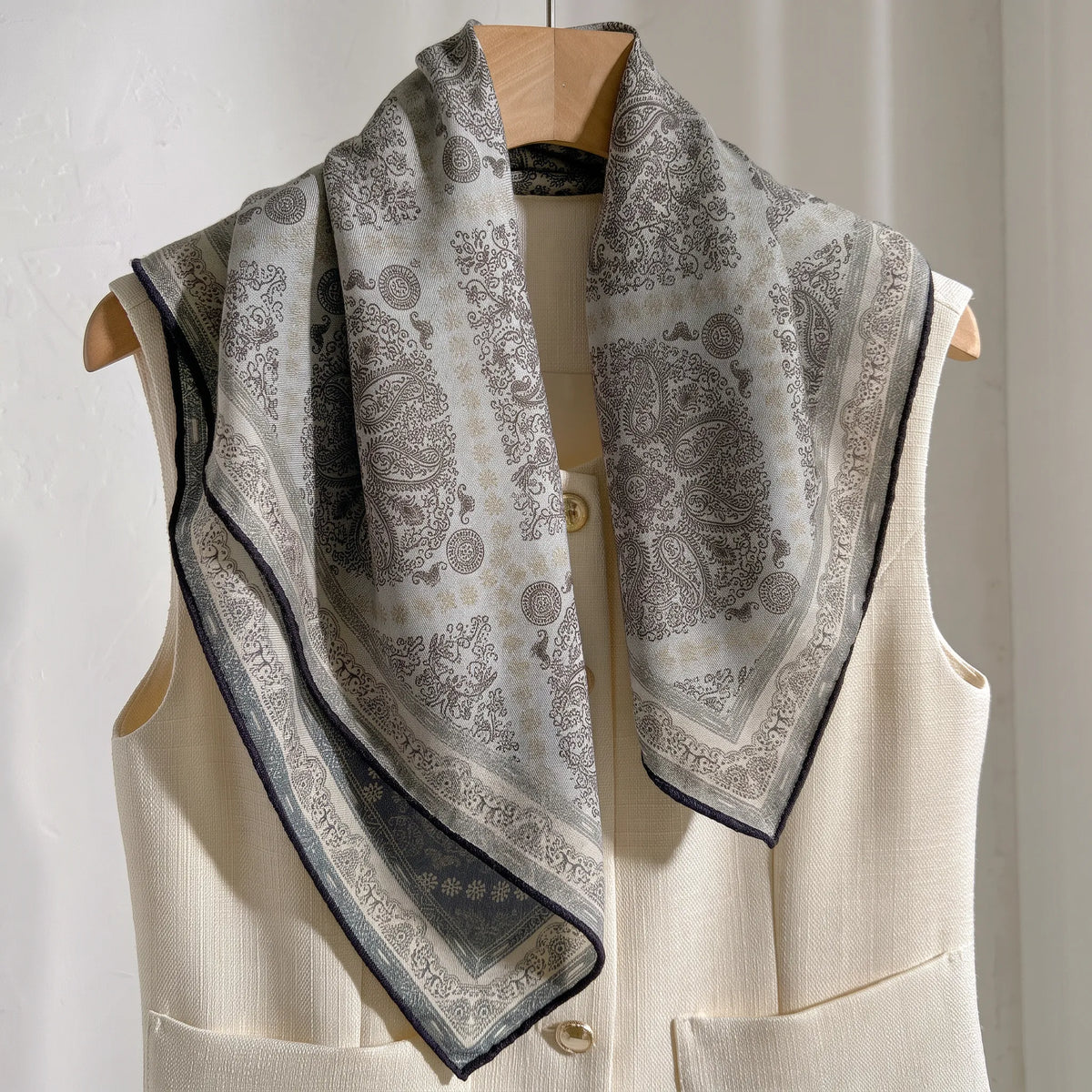 Richmond Paisley – Double-Sided 70% Wool 30% Silk Scarf